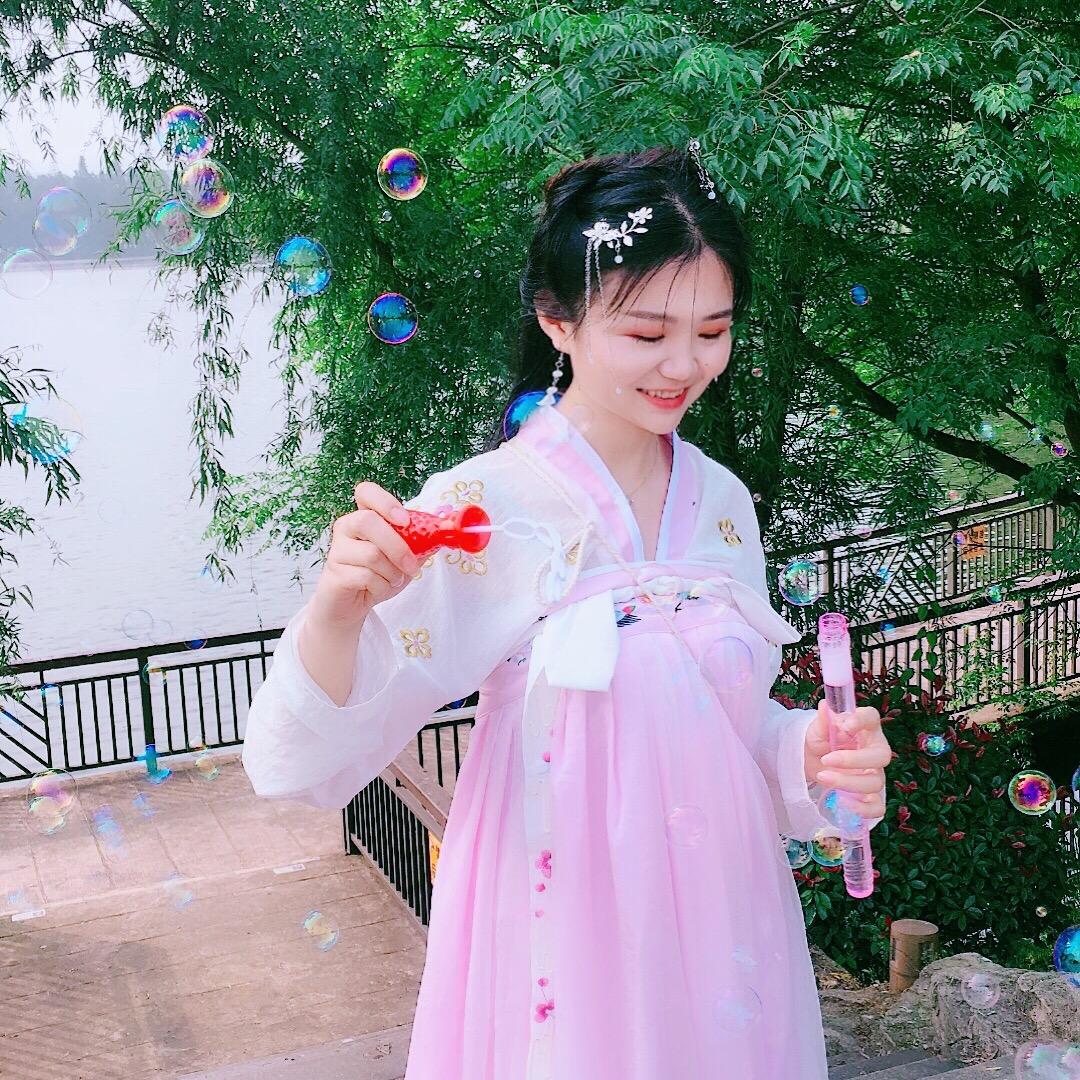 爱拍照的西西