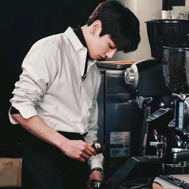 彭于彦祖（男咖啡师）