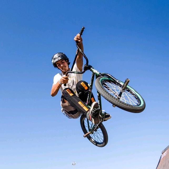 开飞机的雅客苏