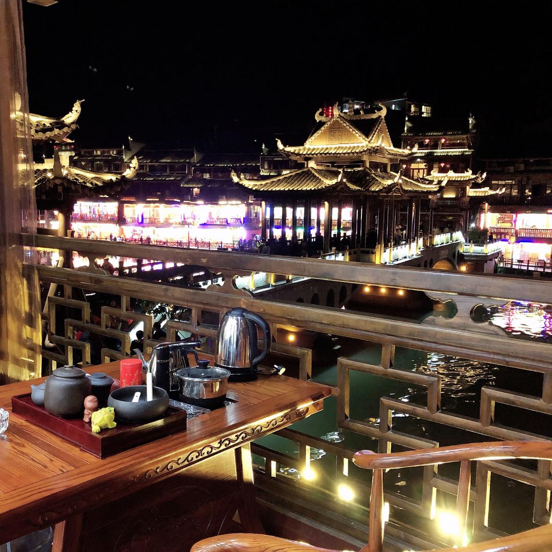 凤凰县花迹江景民宿店