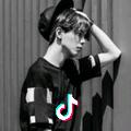This boy 爱吃火龙果