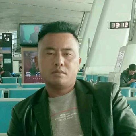 吸着烟徘徊街头