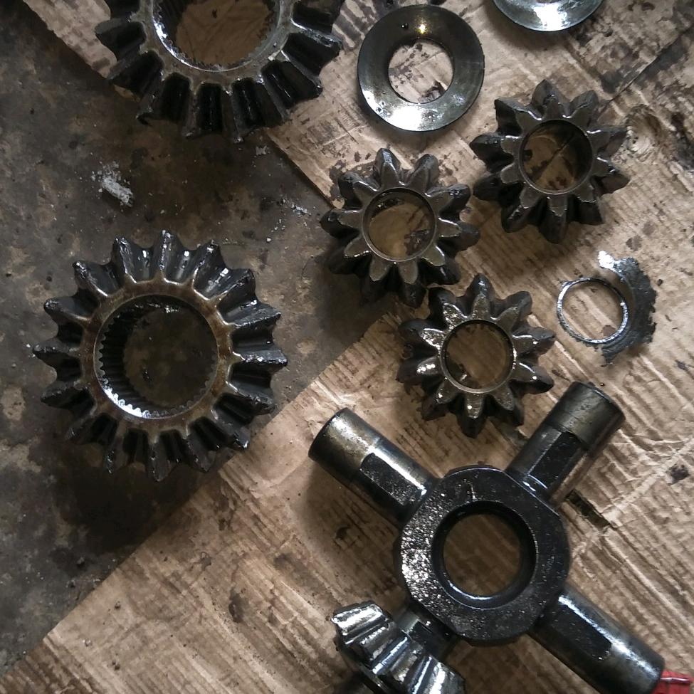 月亮塘汽车修理厂何伙