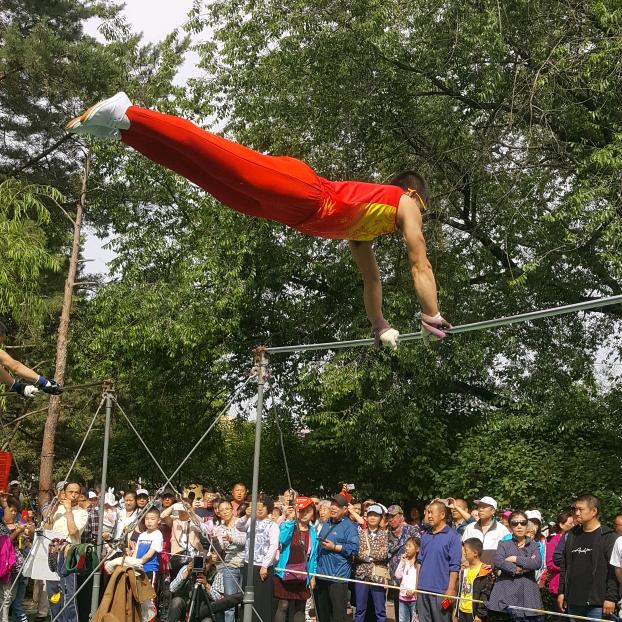 单杠小哥