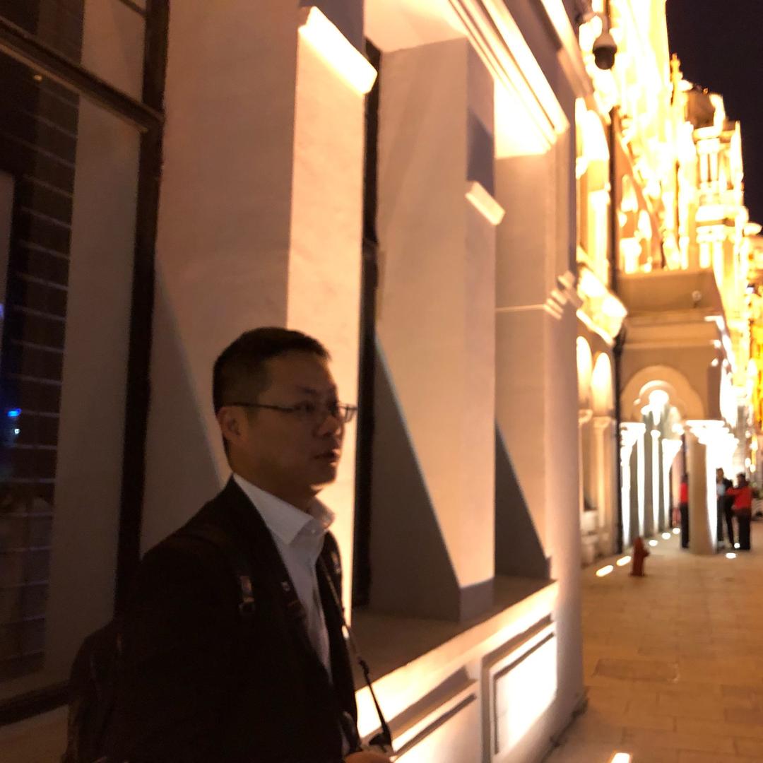 走在马路边