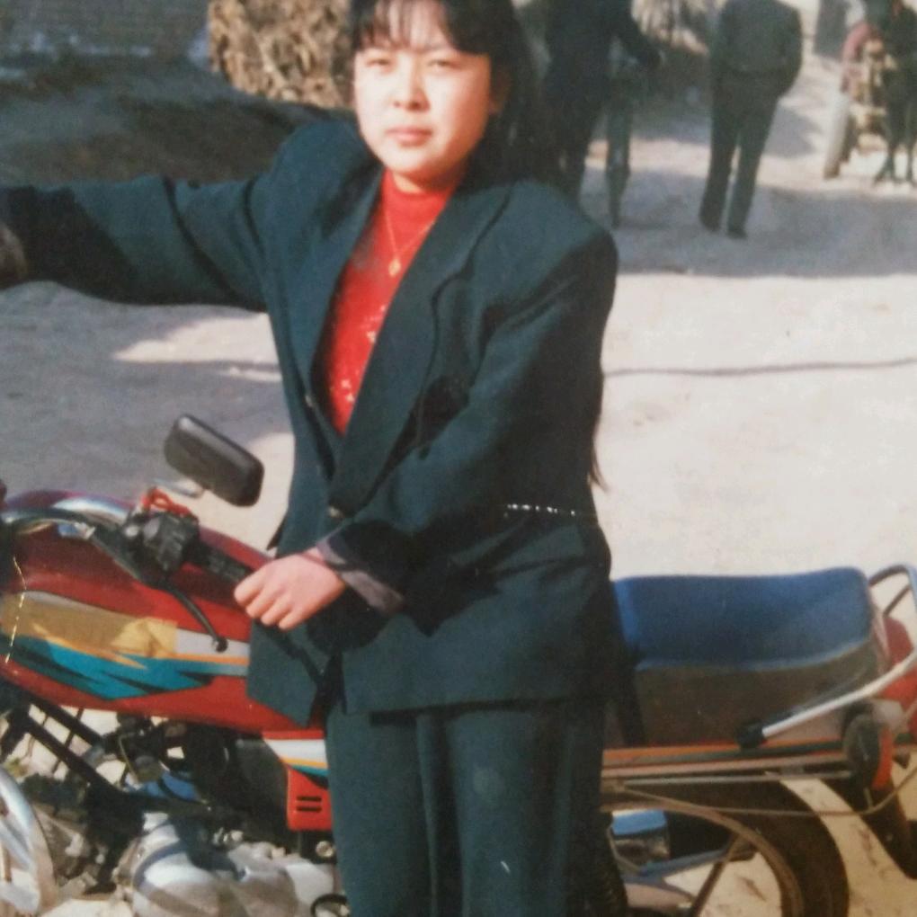 爱唱歌的女焊工（霞）