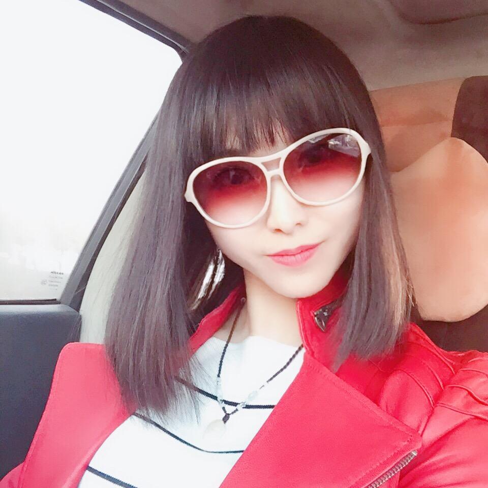 月伴清荷
