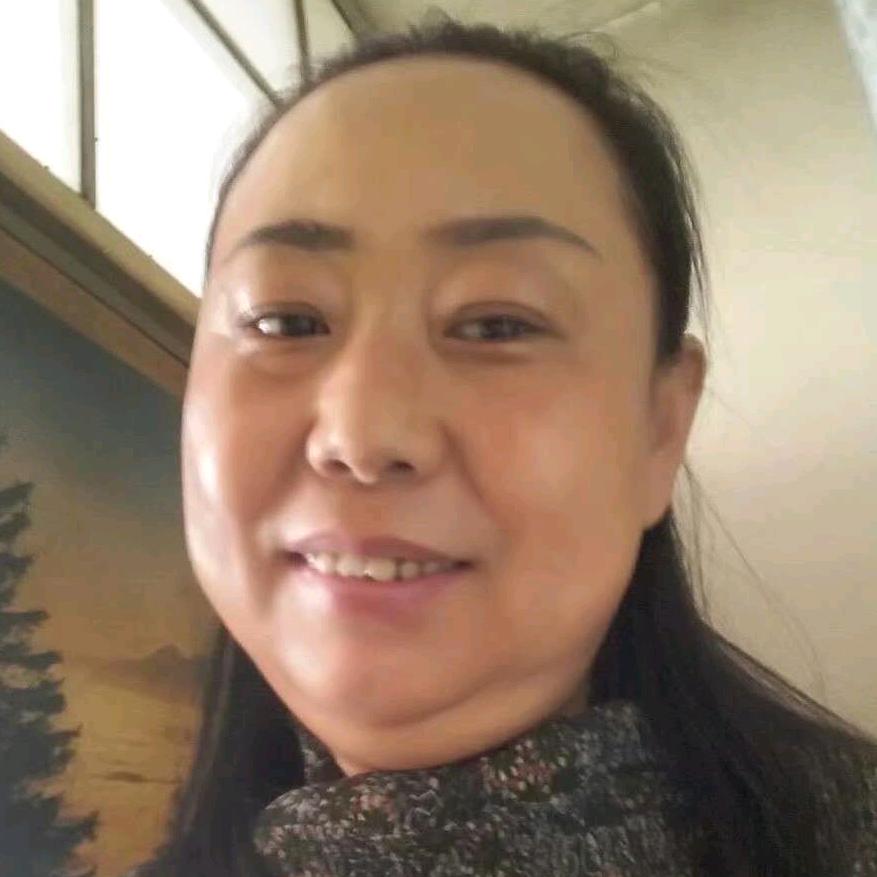 ∵昂头挺胸，向前走