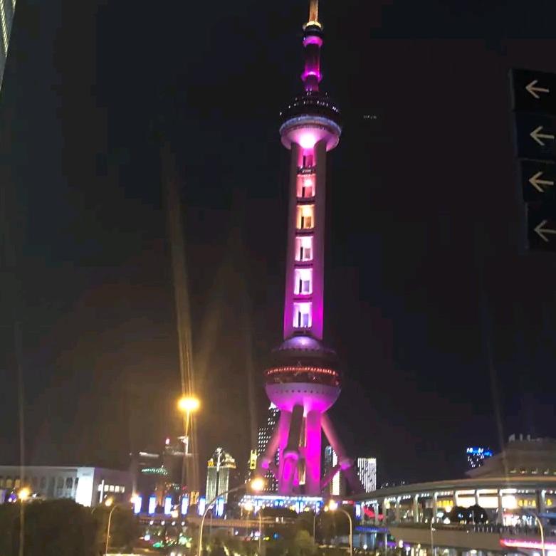 潜水艇旁边的土楼