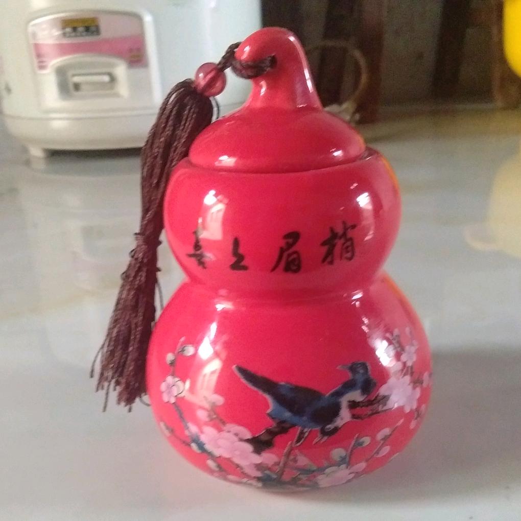 池塘边的杨柳树