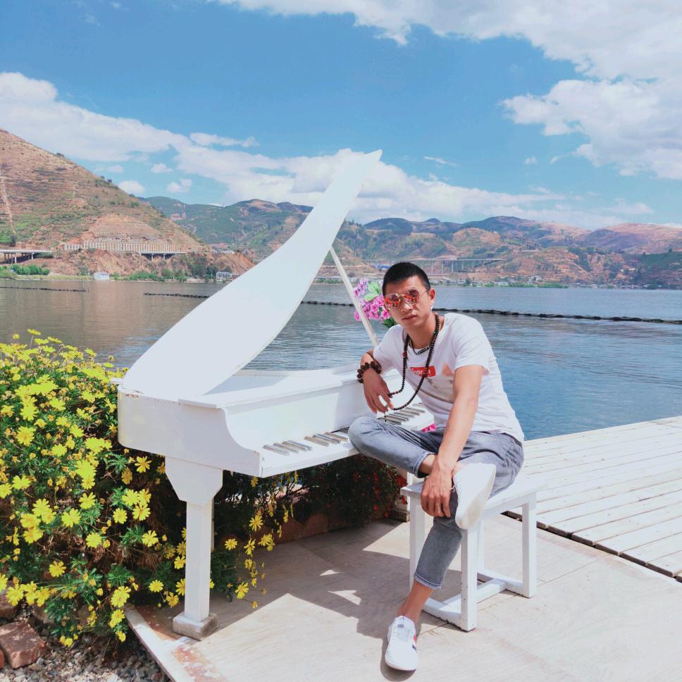 曲靖顺珲二手车 面包车 杨关飞