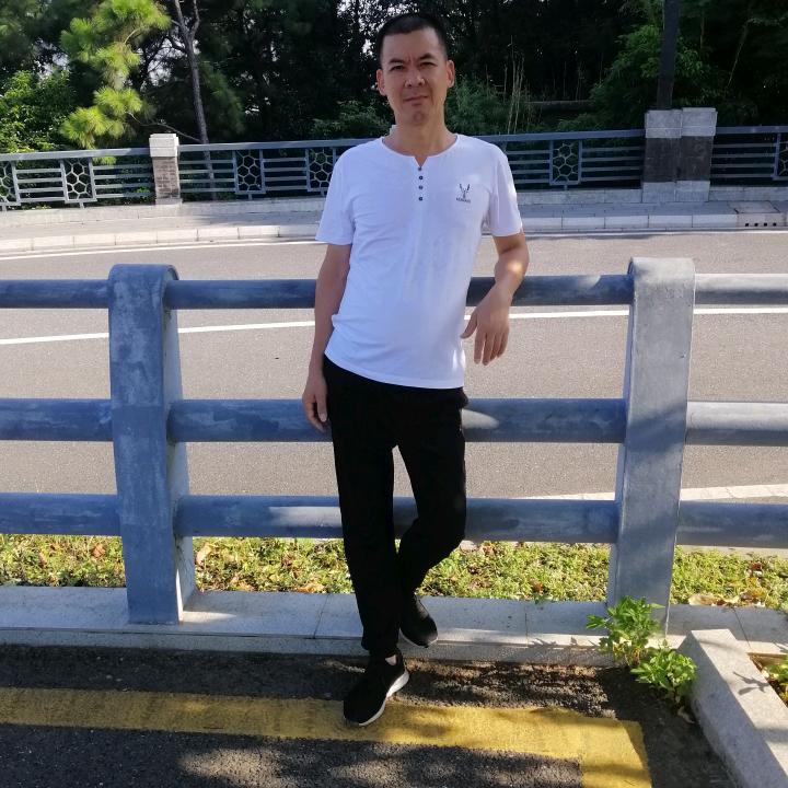 广场上的姜大哥