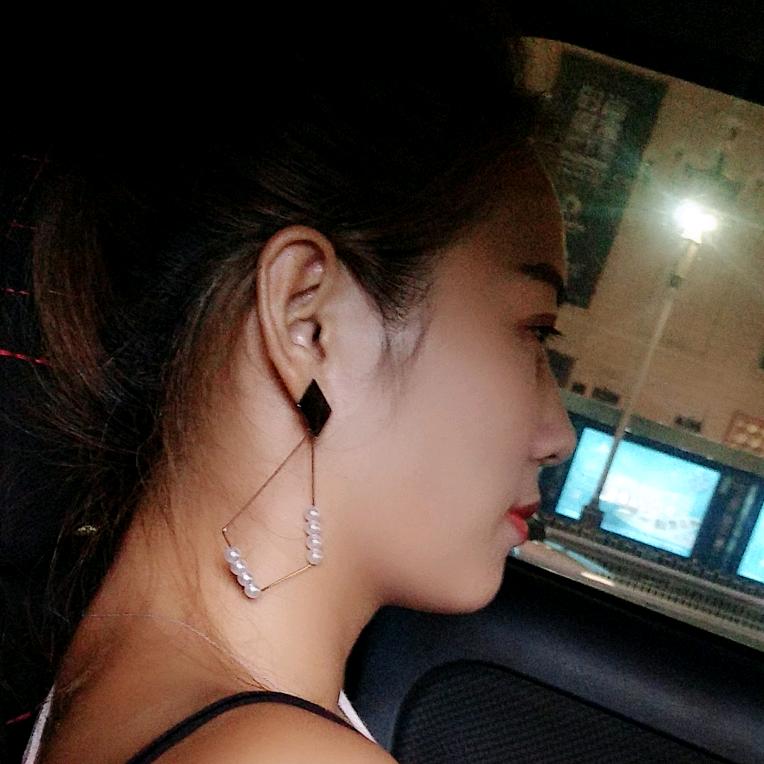 小酒馆老板娘