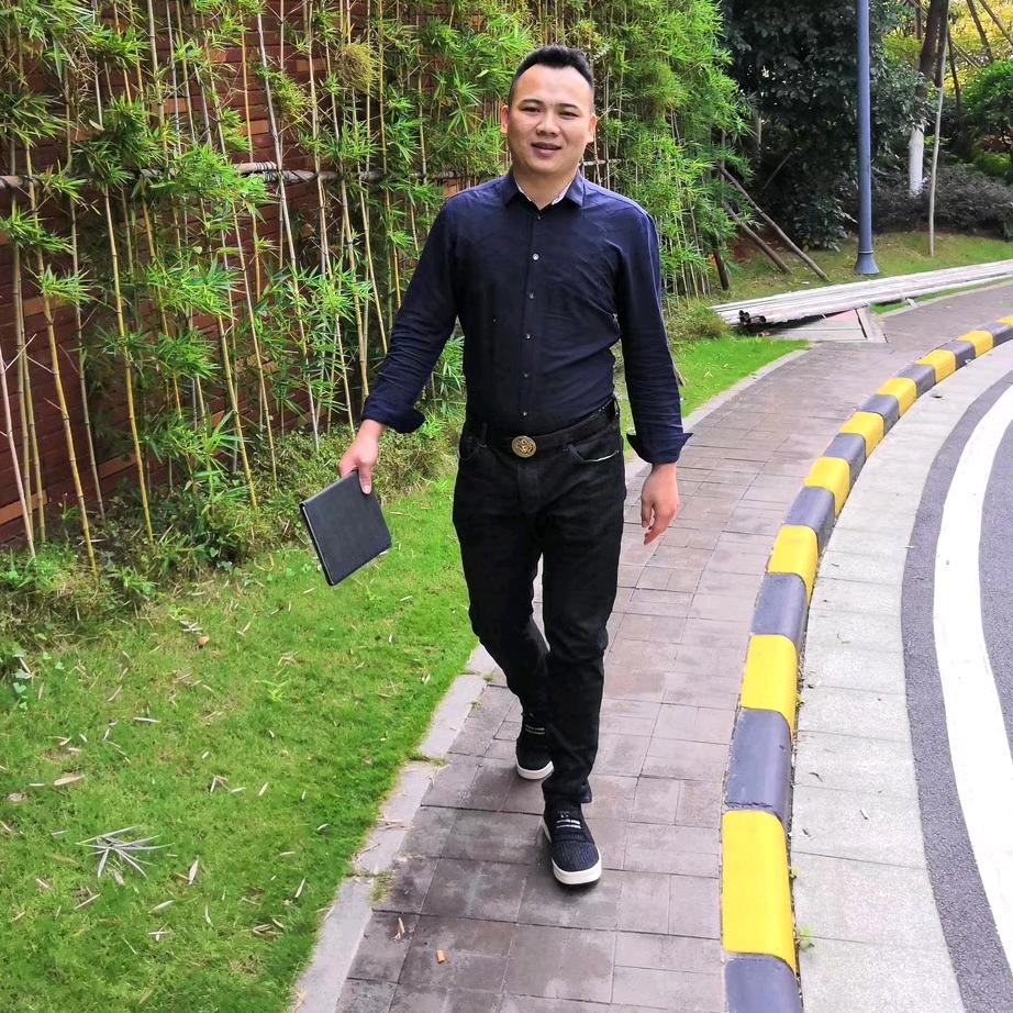 买铝合金门窗小伙子