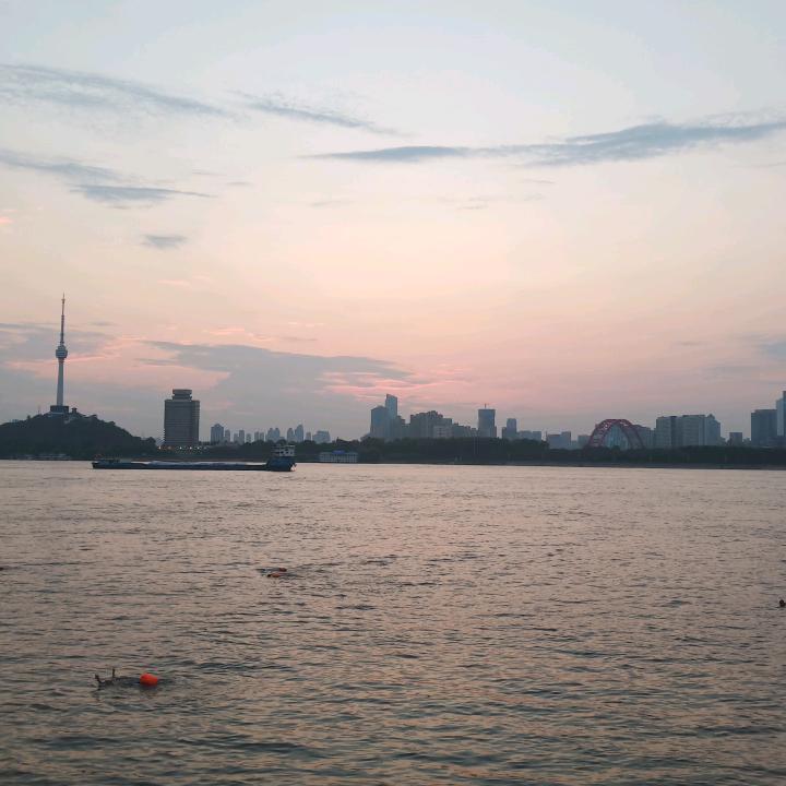 小何