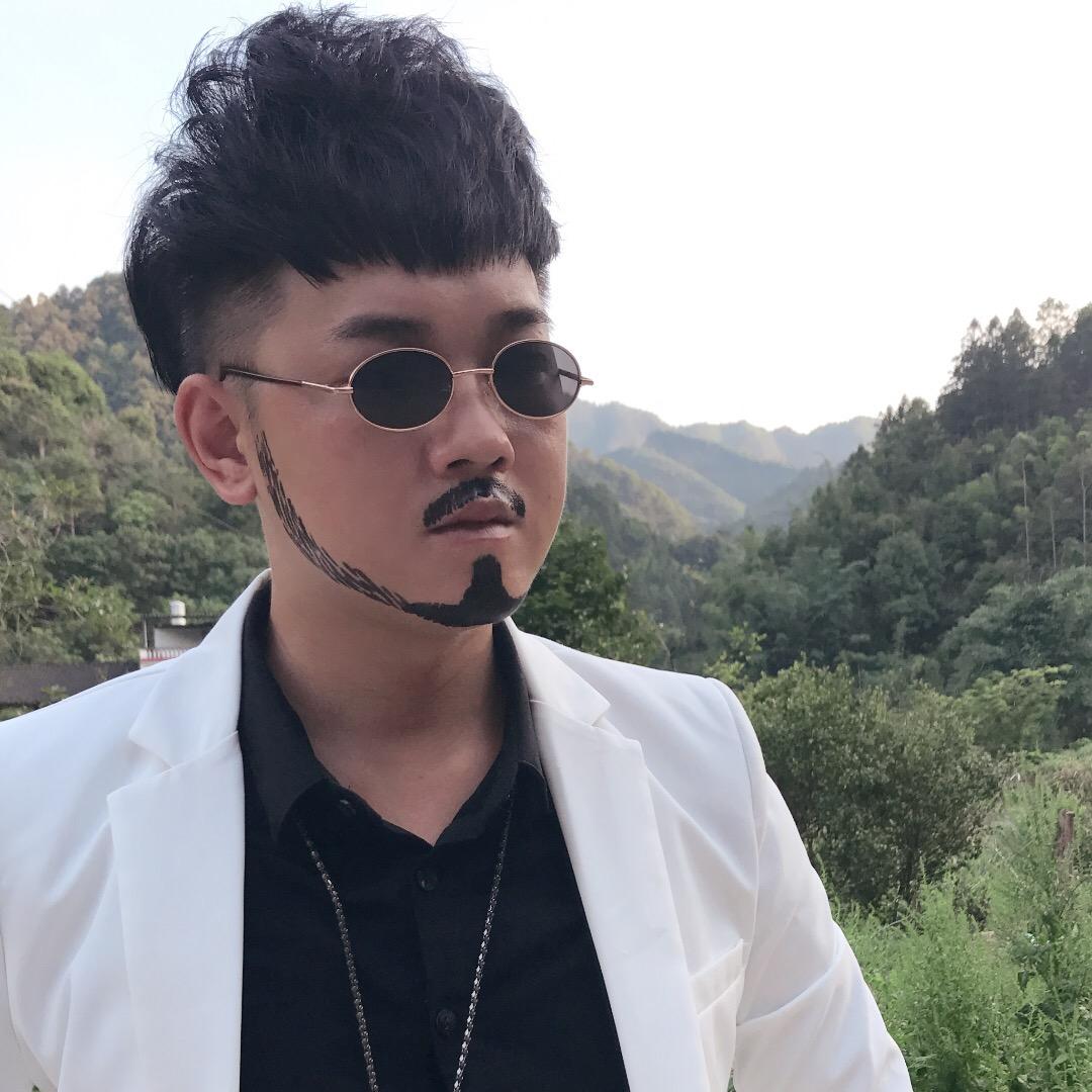 黄汝富（带娃中）
