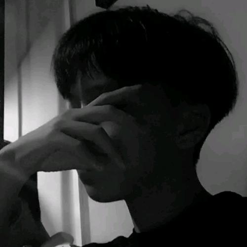 吸着烟徘徊街头