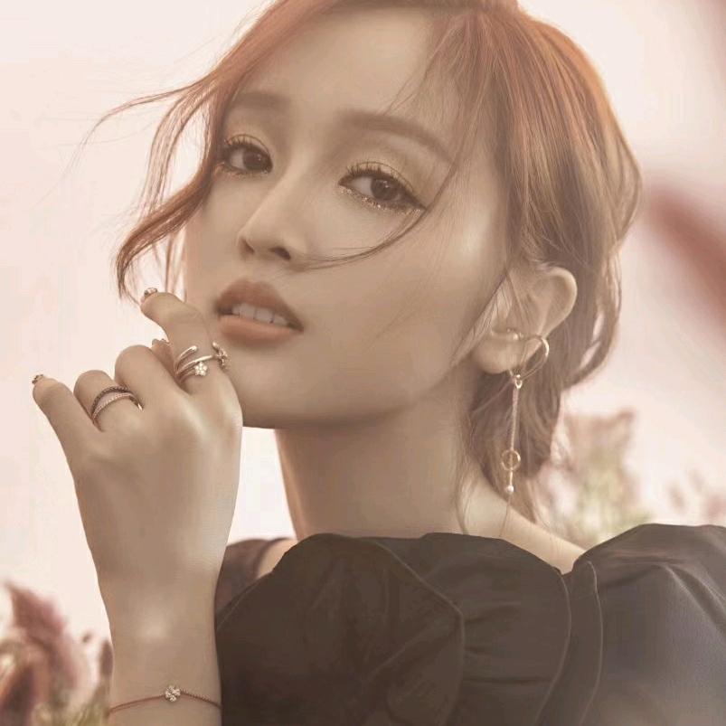 柠檬树下的少女