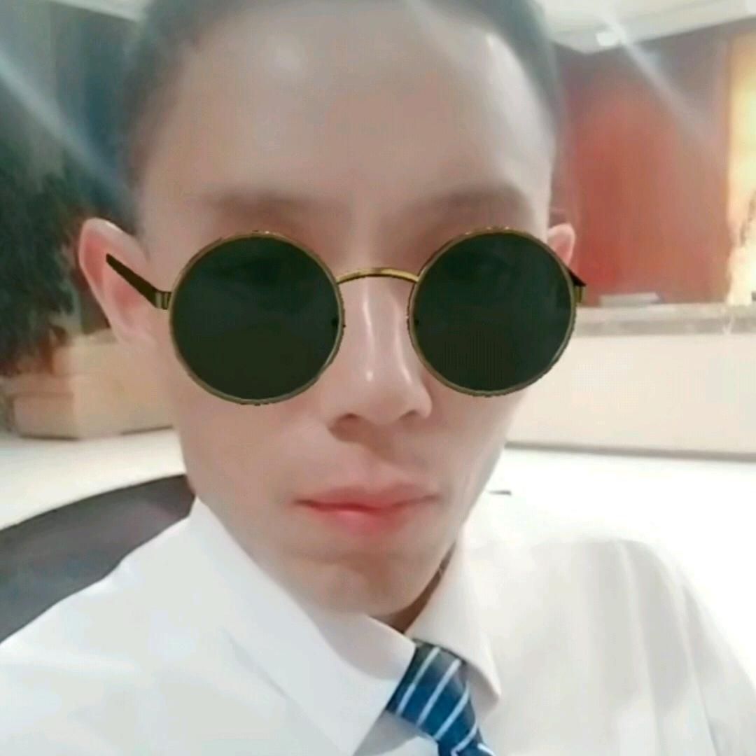 扶着奶奶闯红灯