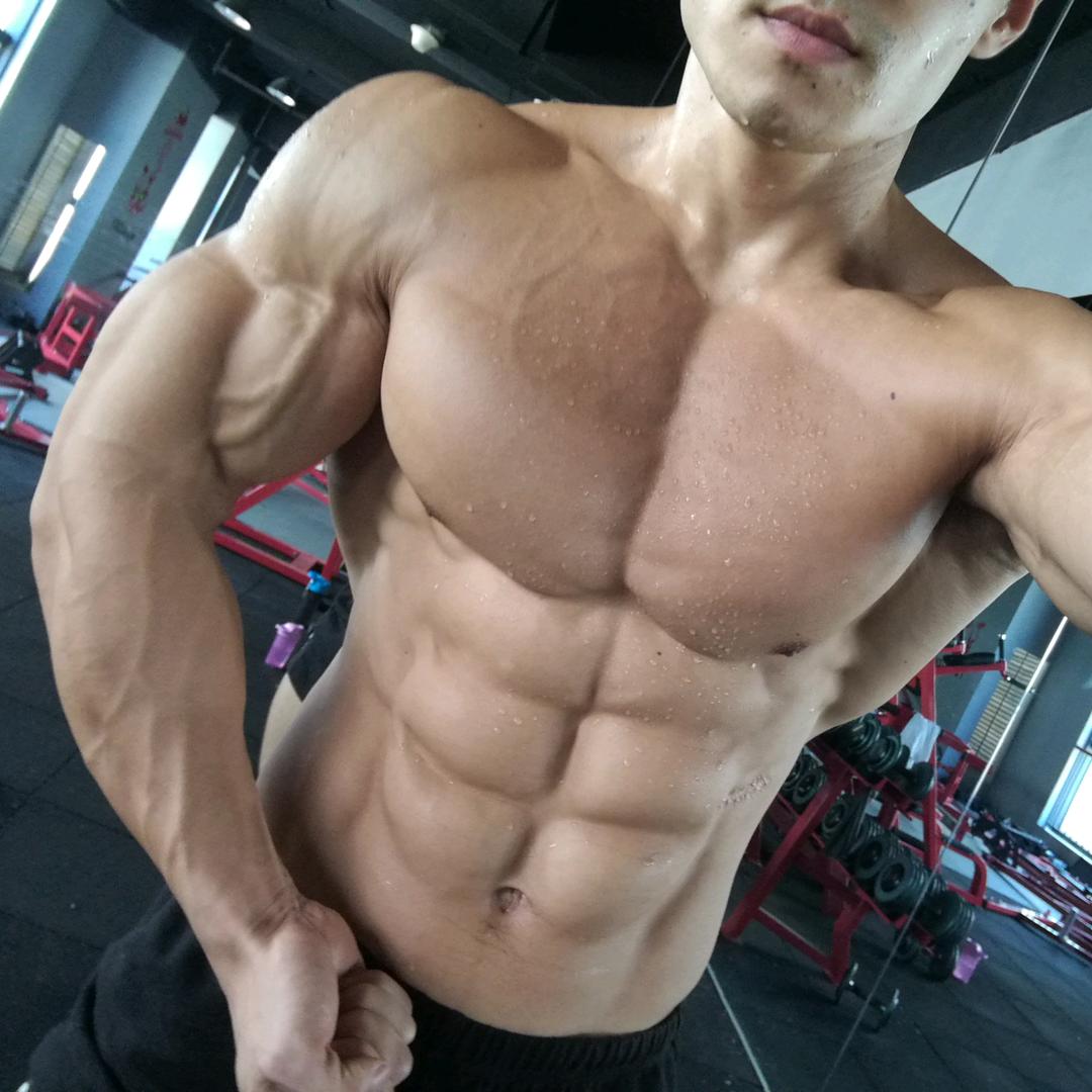 眼镜男健身