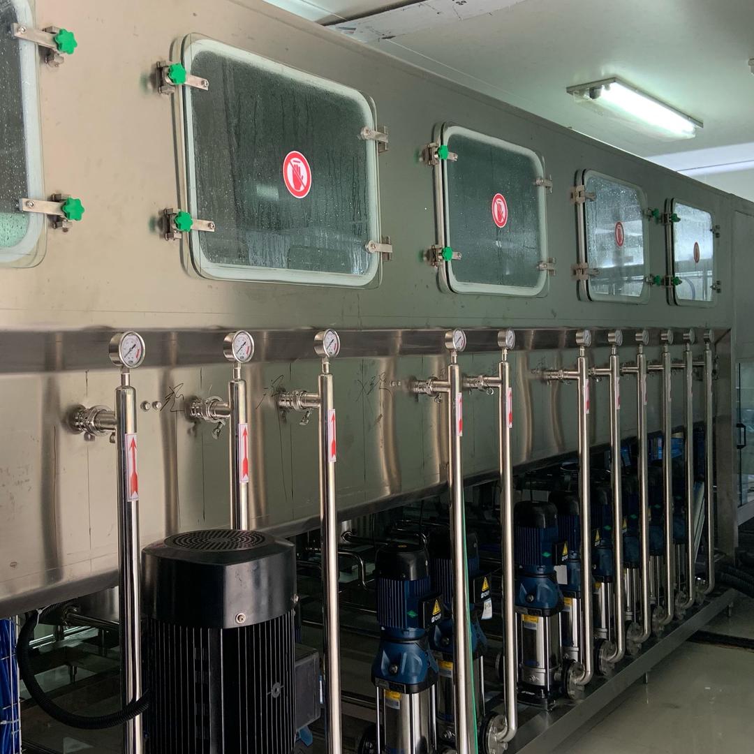 A桶装水。瓶装水。灌装设备