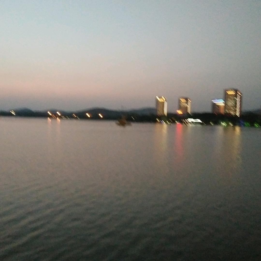 你不勇敢没人替你坚强