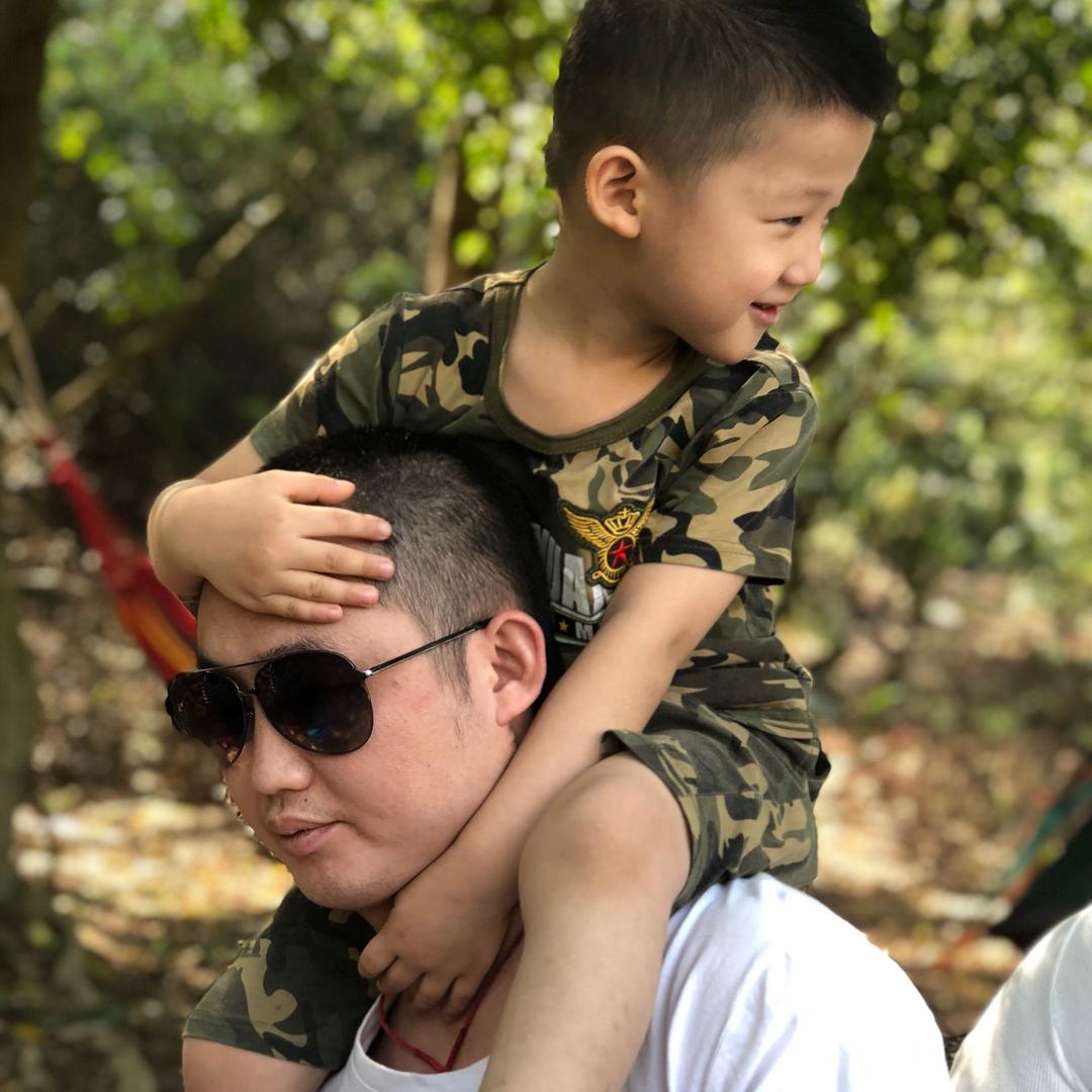卖地板的小伙子