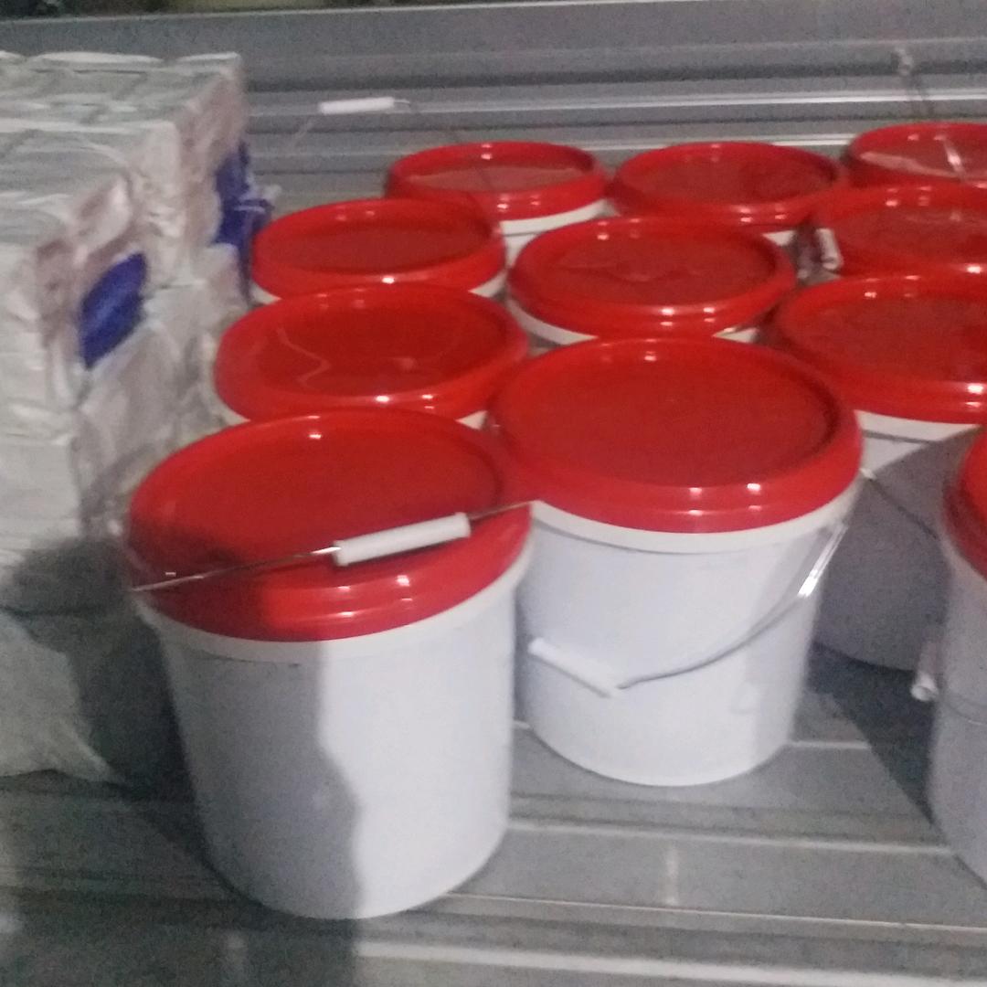 喷涂耐磨层及喷涂材料