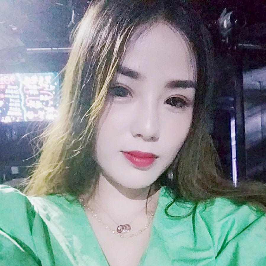 摆地摊卖水果的小姐姐