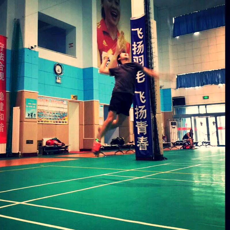 爱打羽毛球的帅气宁