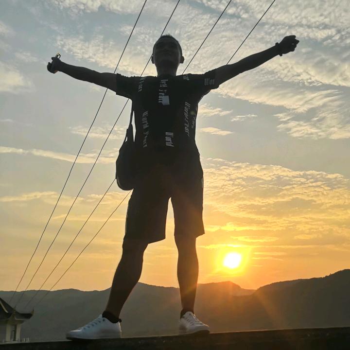 一人闯天下，为自已加油👍👍🎤