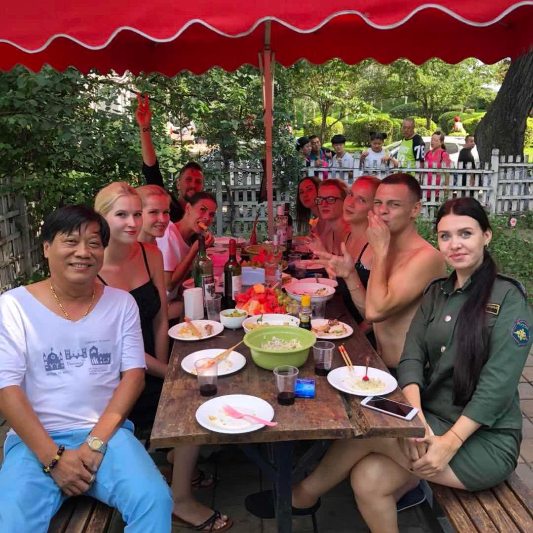 Jimi。强！，俄罗斯小镇。