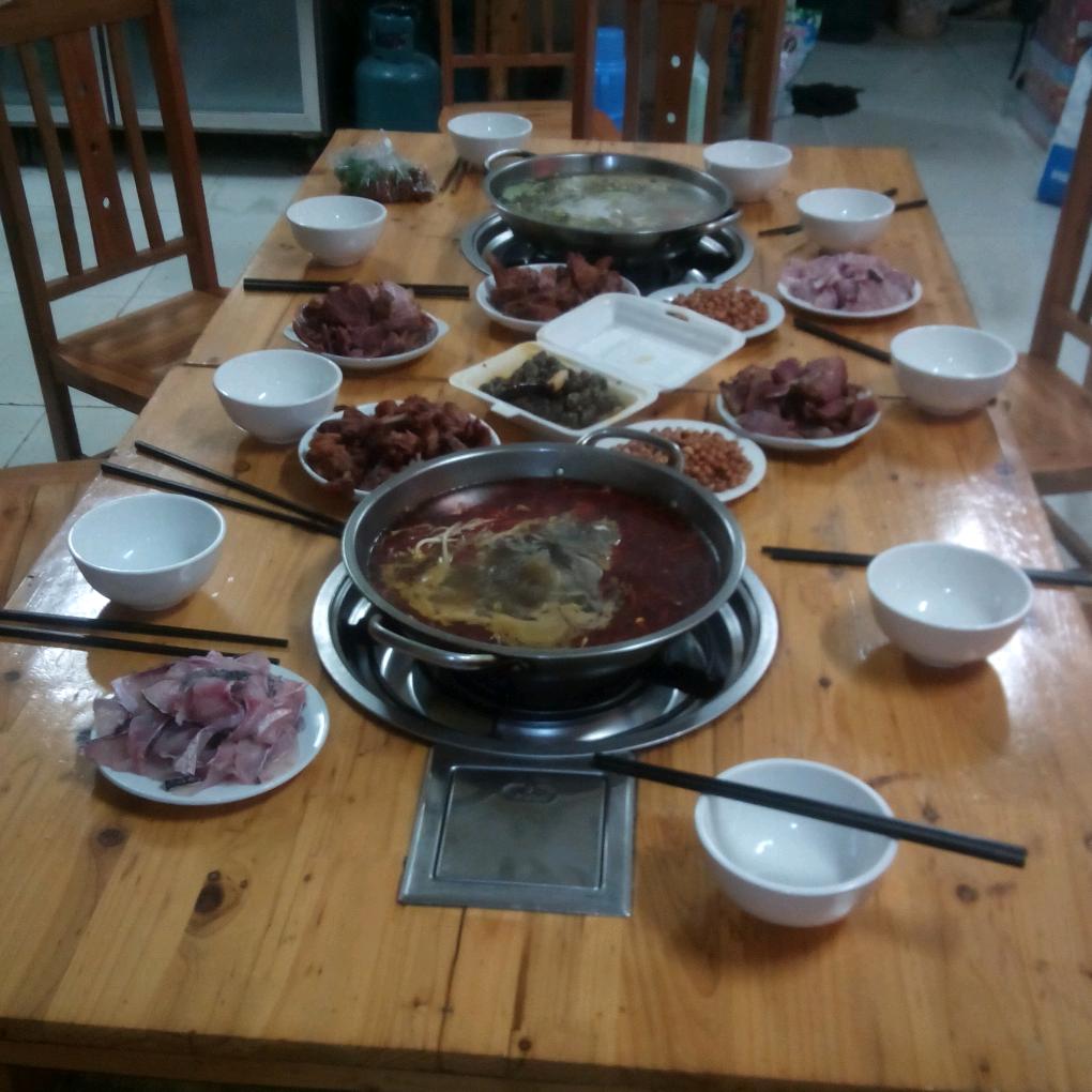 片片鱼火锅店，安顺学院路23-2号