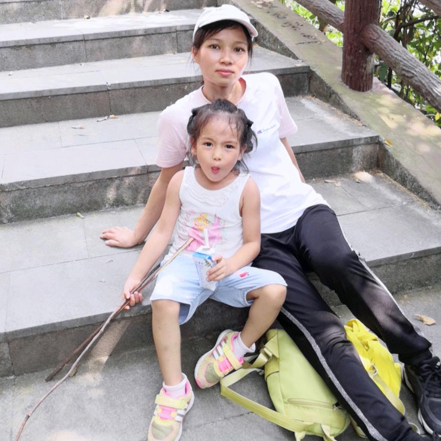 爱跳绳的小姑娘