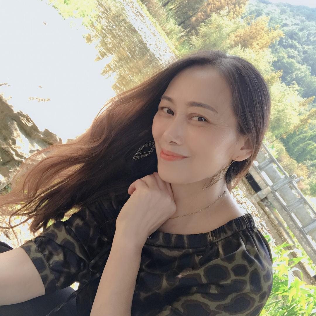 女人洒脱些