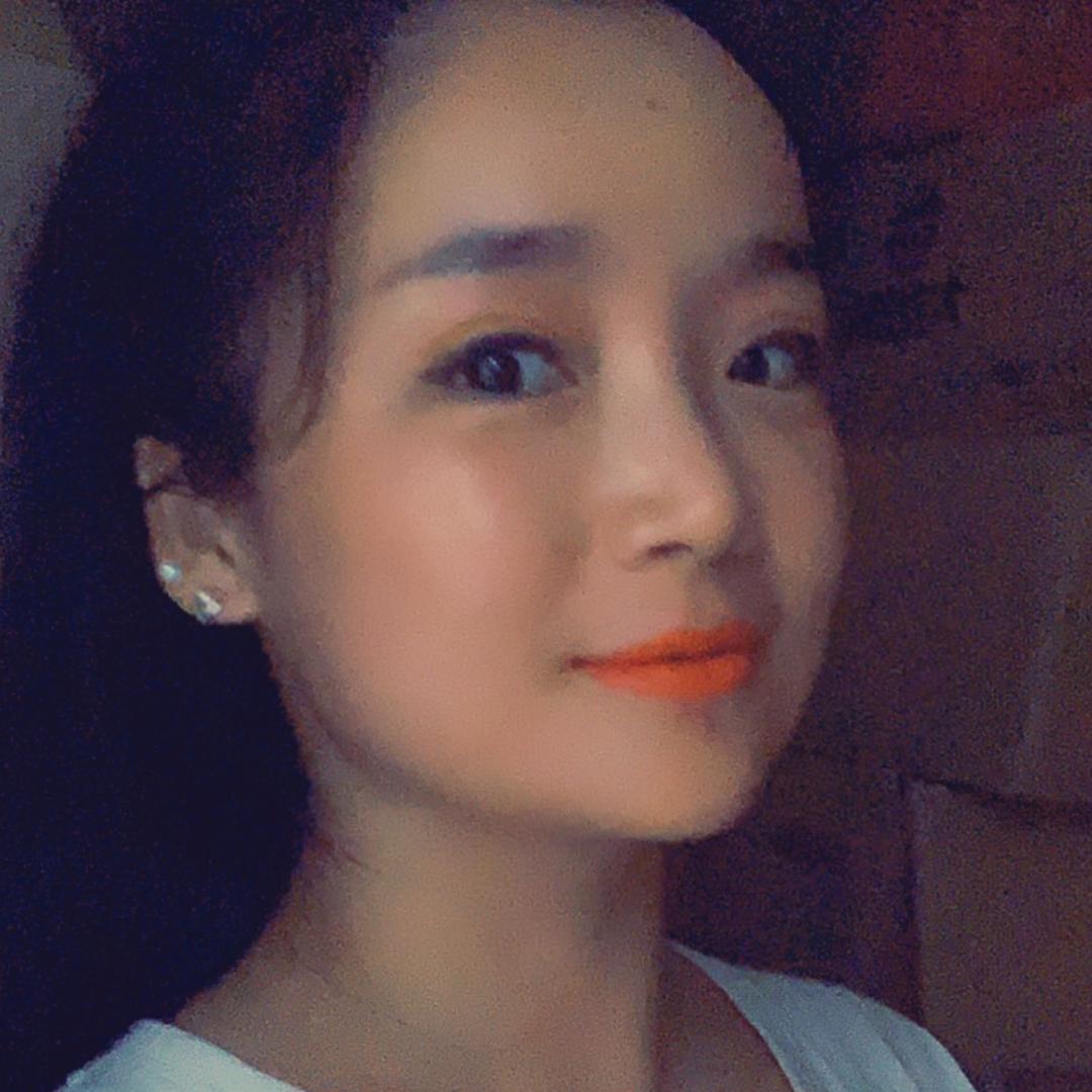 枝枝姐（左）