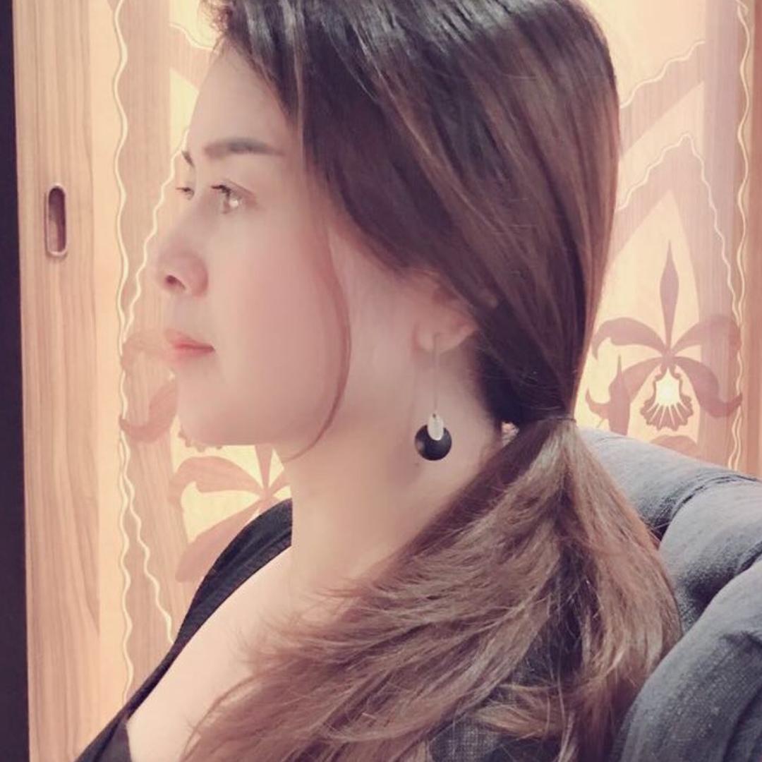 魅力四射发型设计室-红