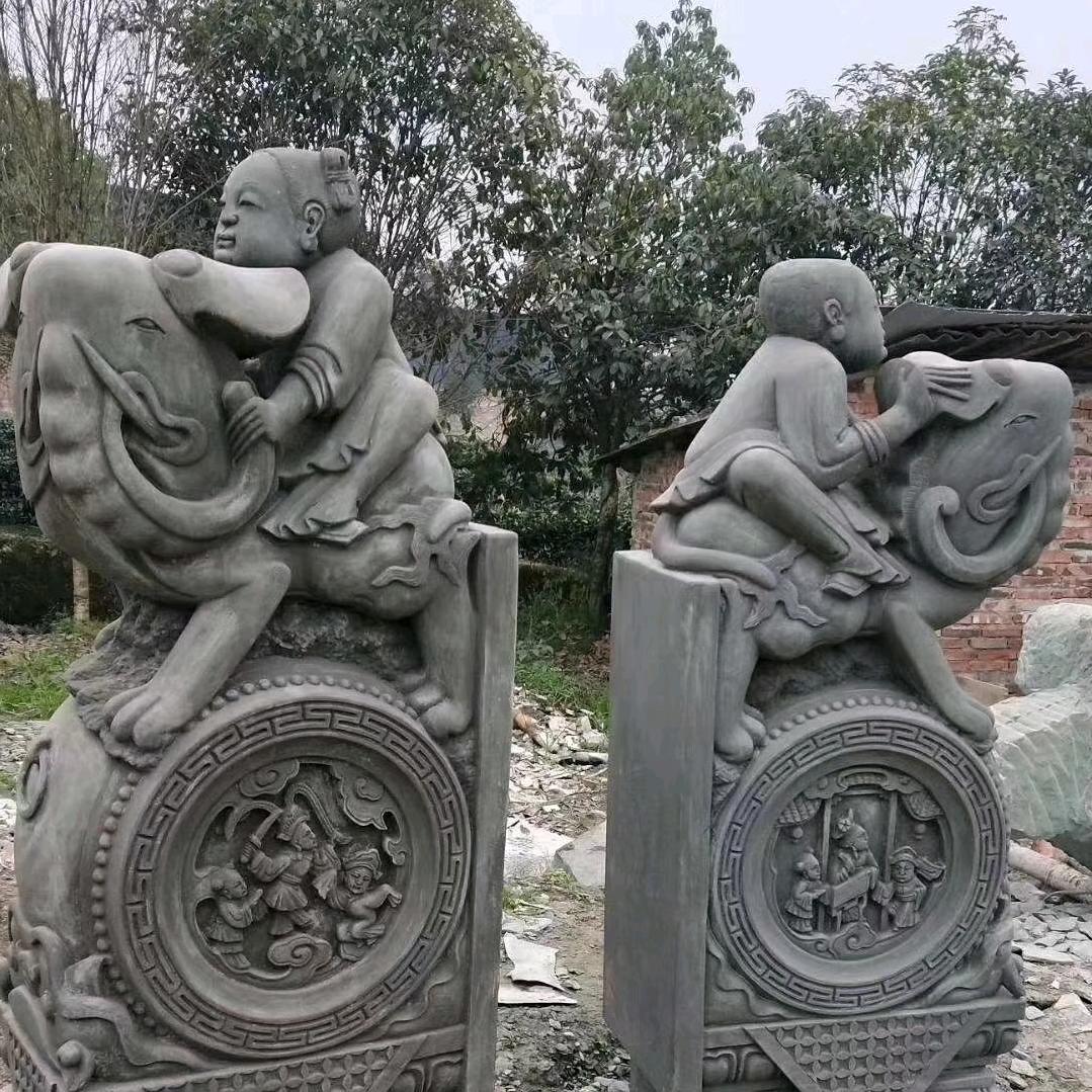 一个在外做石材雕塑的男人