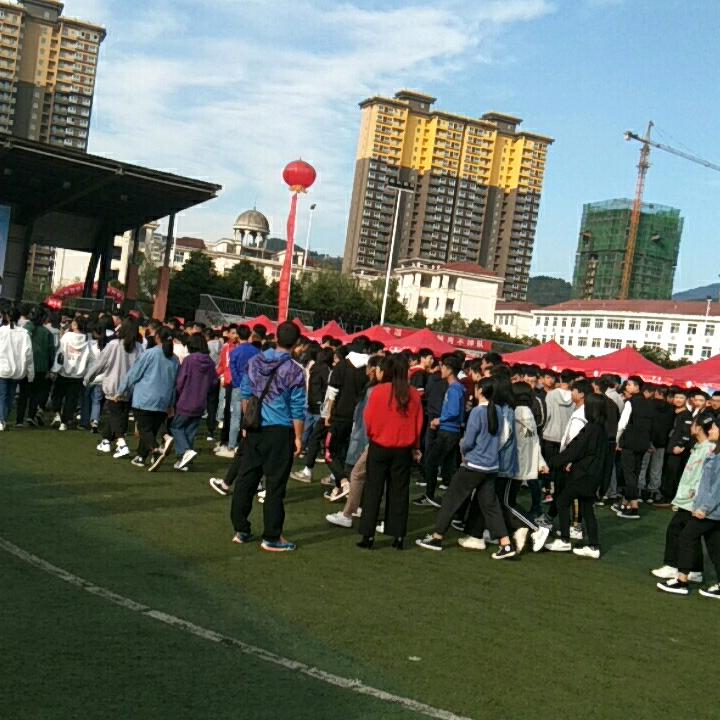 抱着玉兔等嫦娥。