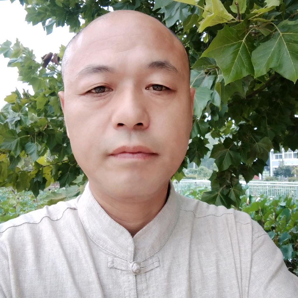 崴腳泥濘中行走