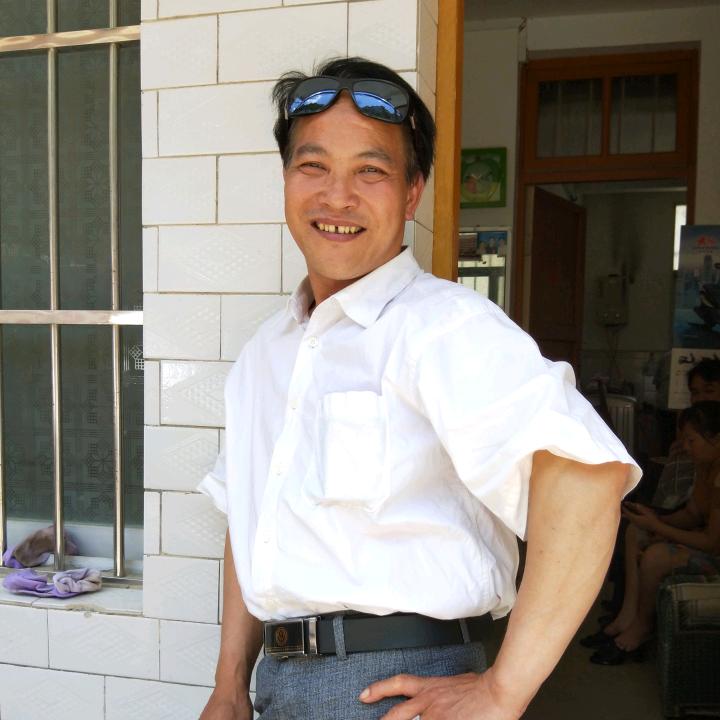刘     靖