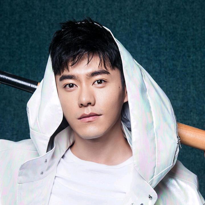 小董努力买米线烤面筋