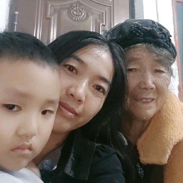 我不能哭我要坚强，要为妈妈报仇