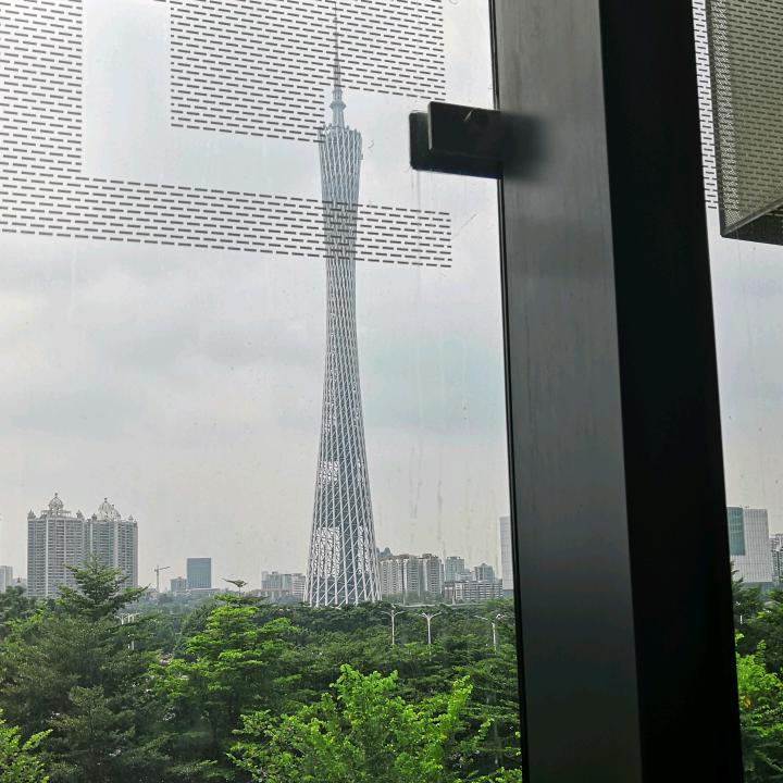 小院听雨