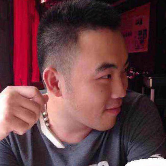 A发着光的小明同学