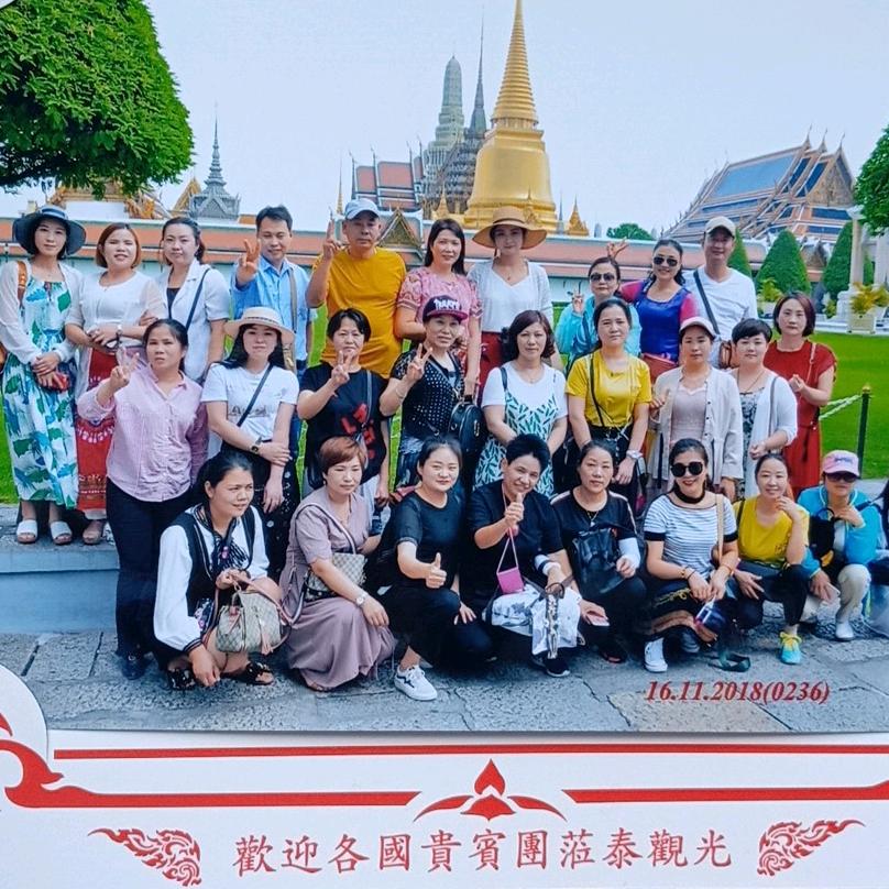 ..蹲树上吸烟的金龙鱼