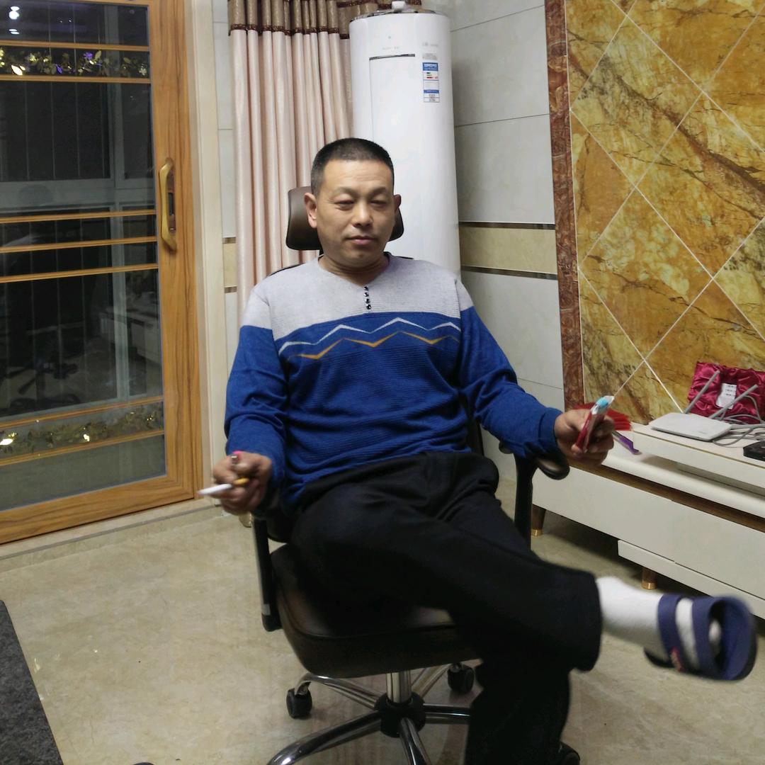 打着陀螺跳舞