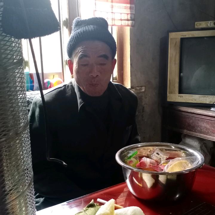 开心的老人