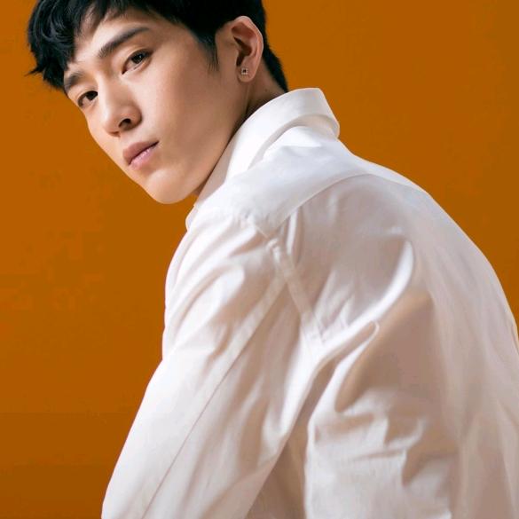 球迷信眼，冷迷瞪眼。