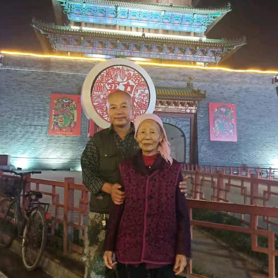 带着百岁老妈游中国